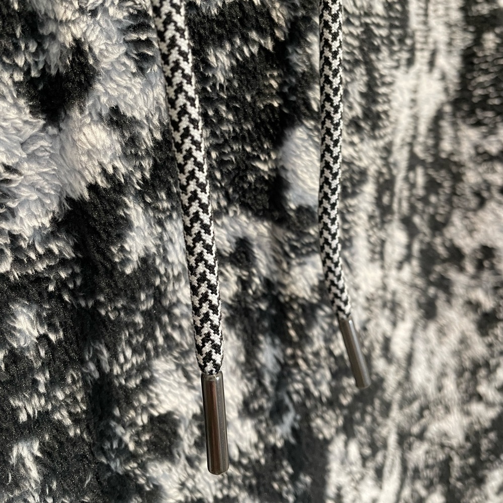 Athleta Tugga Sherpa Fuzzy Black White Gray Long Sleeve Hoodie Pullover Size XS - Picture 9 of 15
